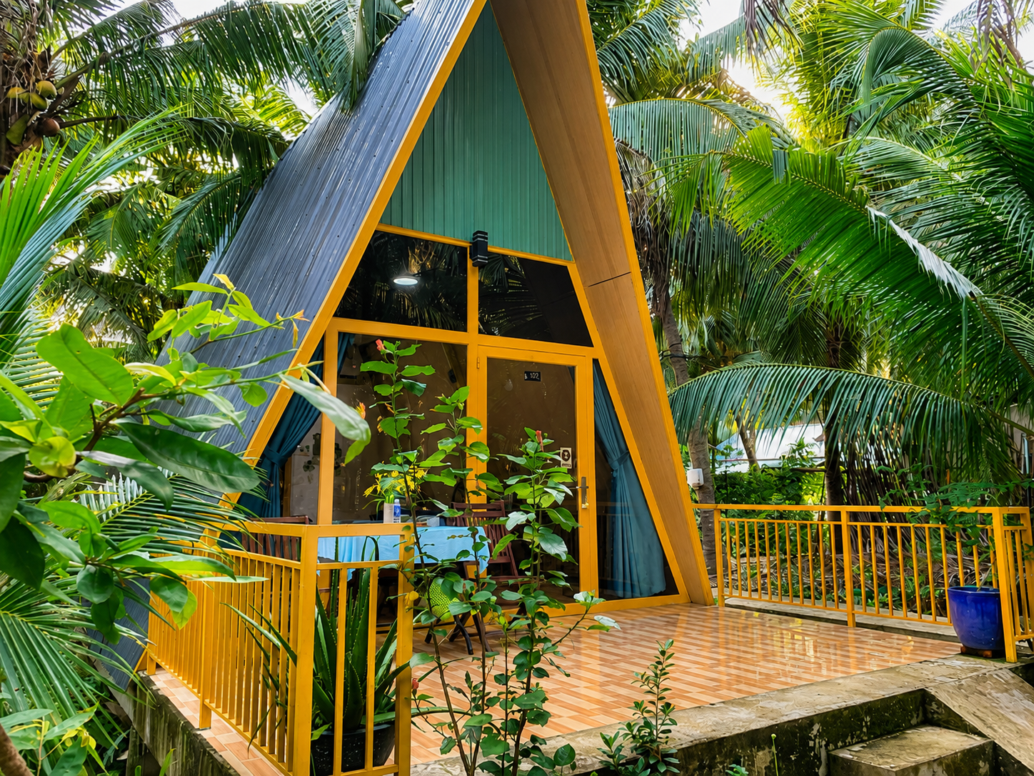 Private bungalow in Ben Tre surrounded by coconut trees